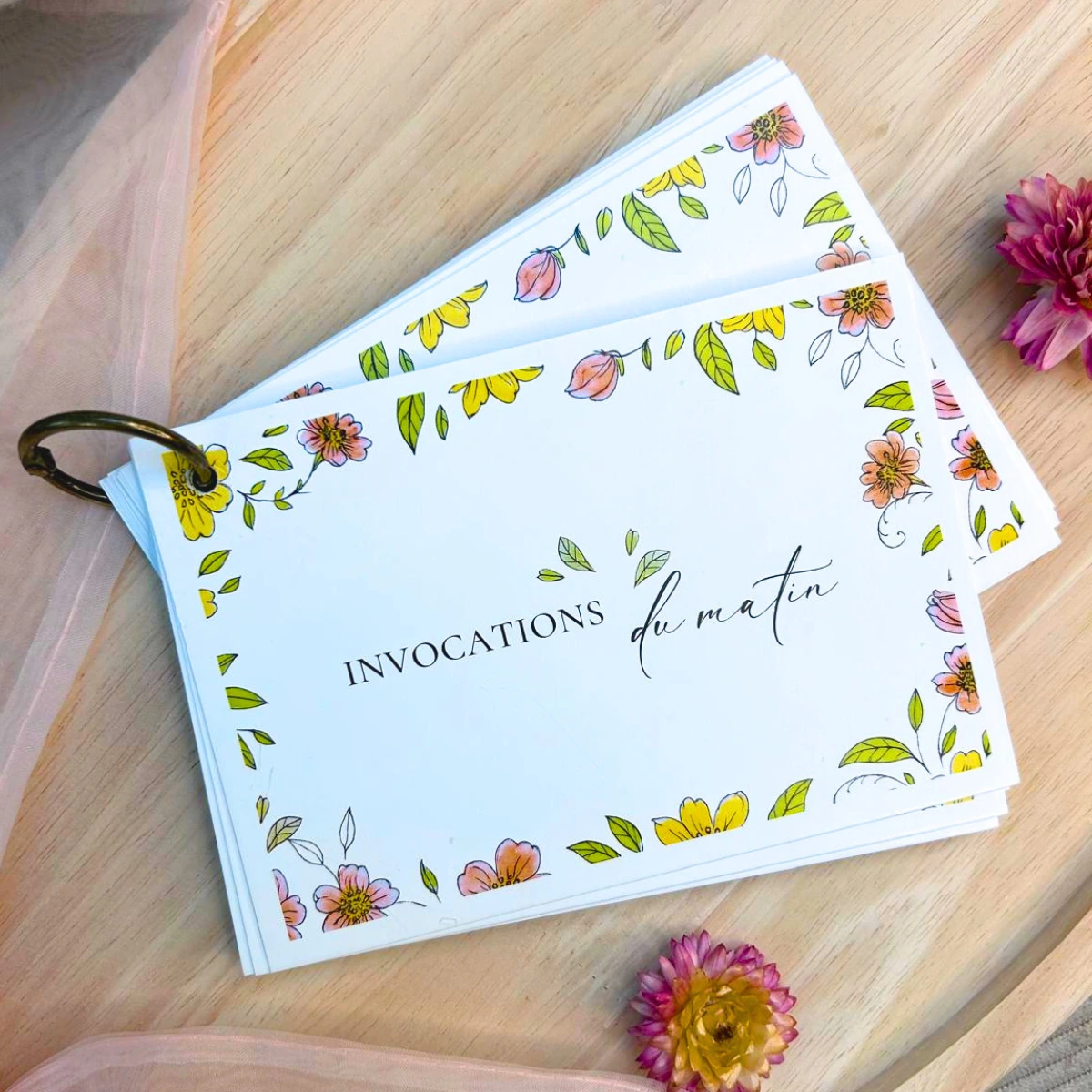 Couverture des cartes "Duas du matin" dans leur présentation reliées avec un anneau ouvrable