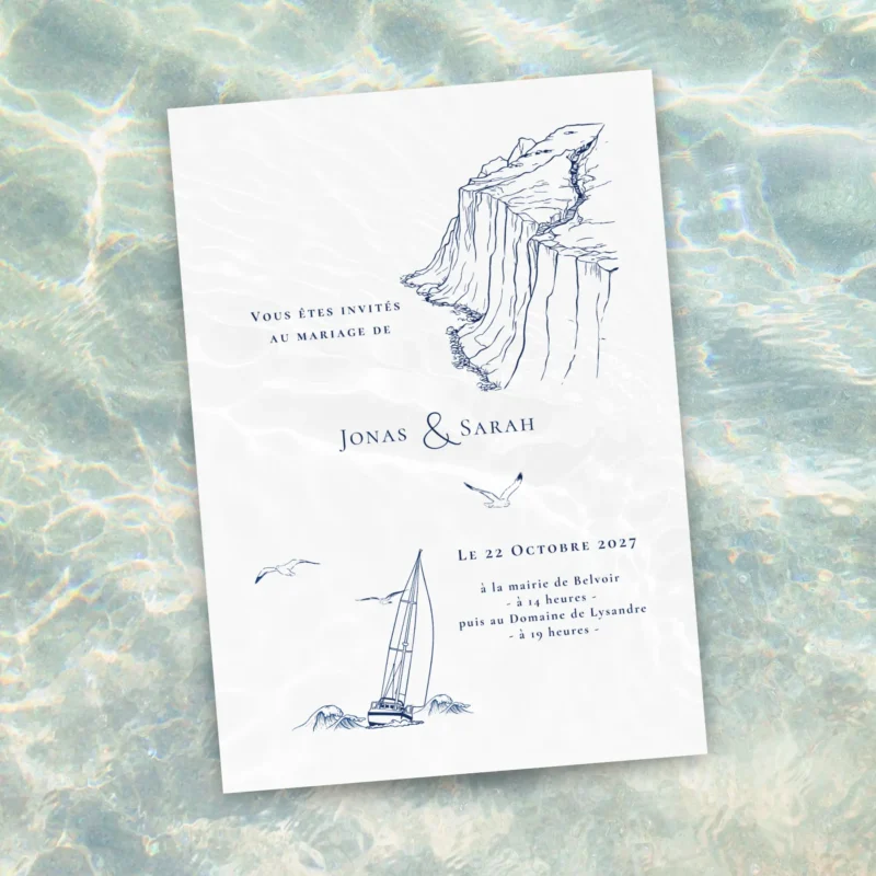 Faire-part de mariage illustré d’un paysage côtier avec ligne d’horizon et voilier, au format portrait.