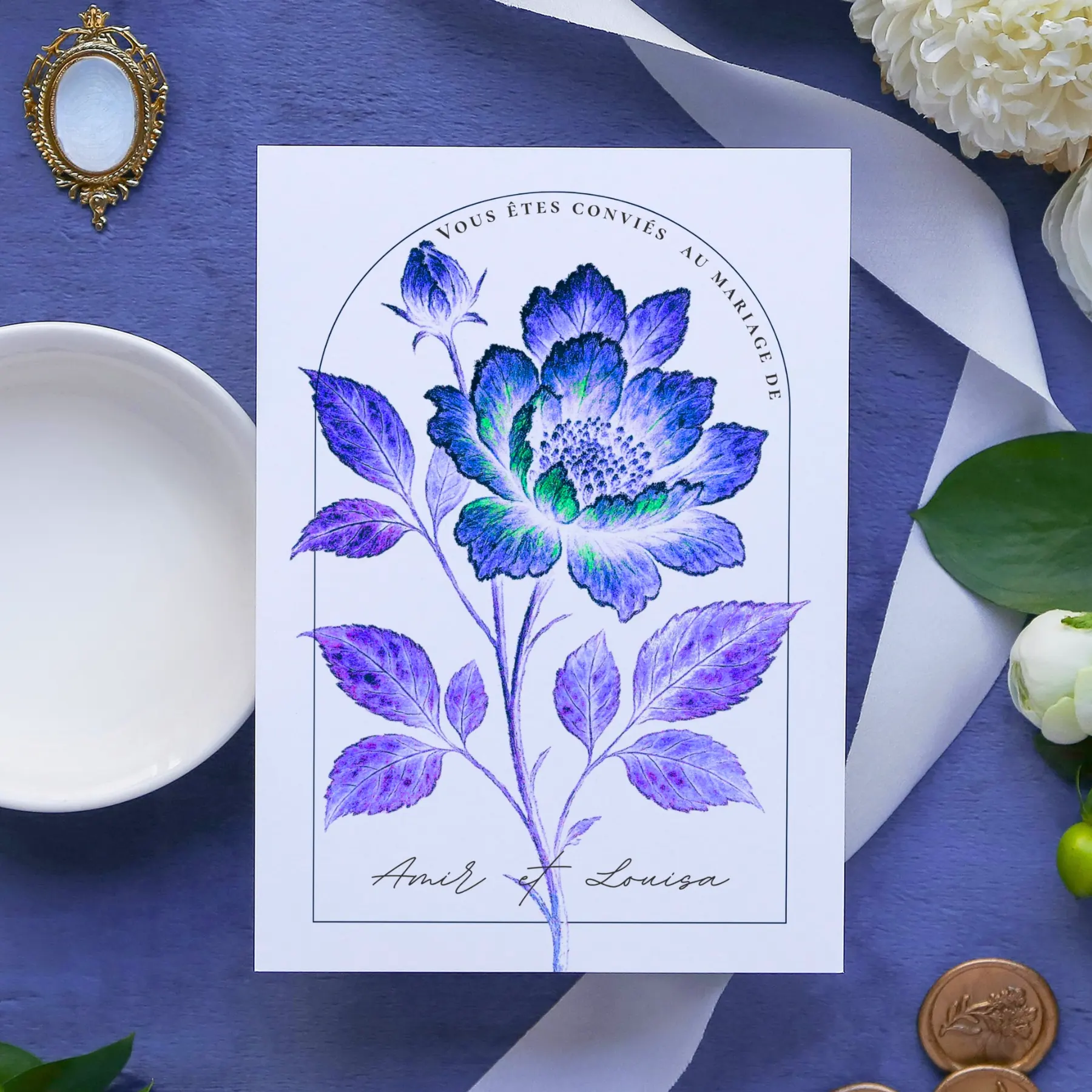 Faire-part de mariage M&Heaven - Éclosion boréale — grande fleur aux tons bleus et violets rappelant les couleurs des aurores boréales