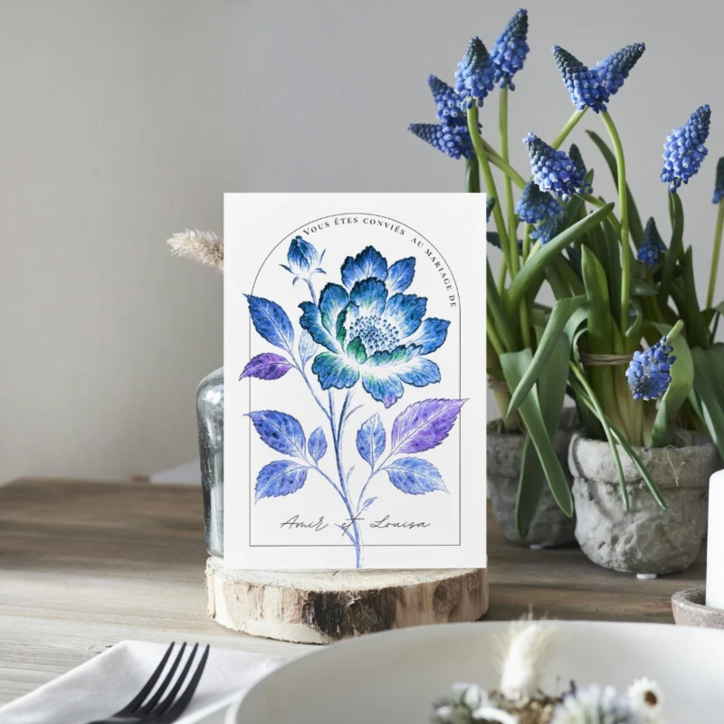 Faire-part de mariage M&Heaven - Éclosion boréale — grande fleur aux tons bleus et violets rappelant les couleurs des aurores boréales.