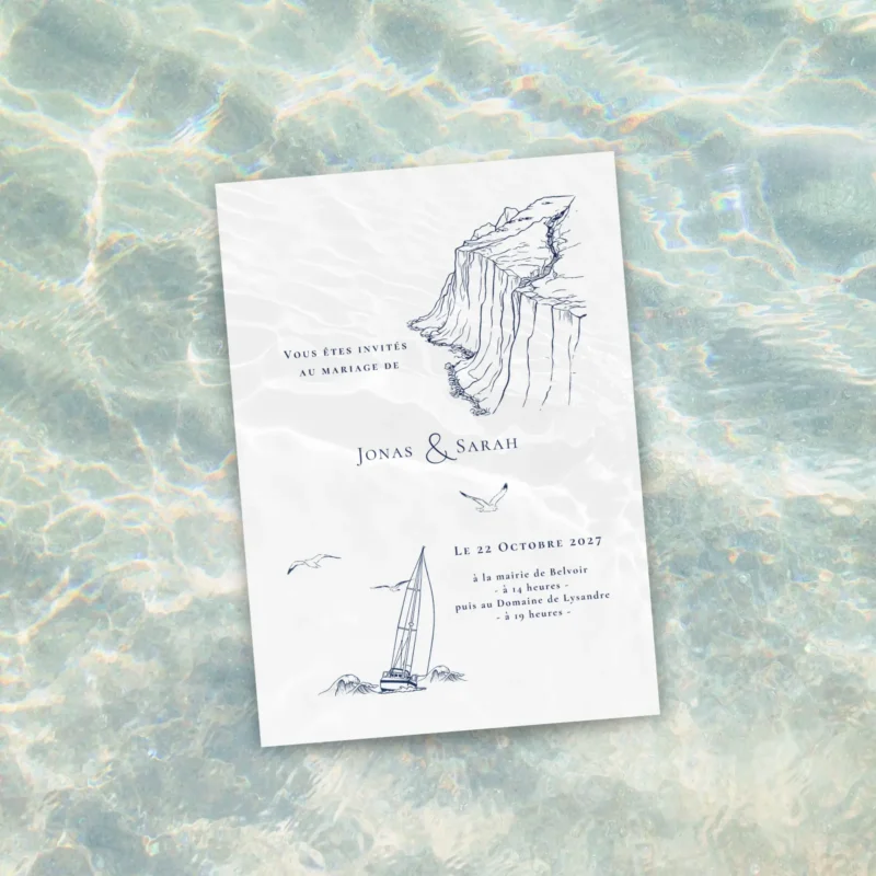 Recto du faire-part de mariage illustré d’un paysage côtier avec ligne d’horizon et voilier, au format portrait.